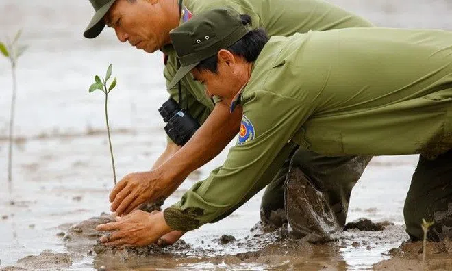 Phía sau vết lấm bẩn đầy tự hào của những “anh hùng thầm lặng"