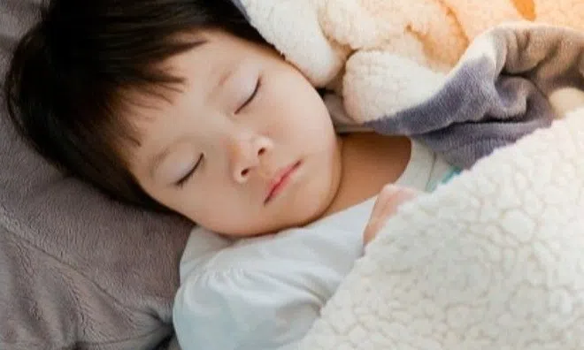 Bé 2 tháng tuổi nguy kịch sau khi thở khò khè kèm sốt, bác sĩ cảnh báo dấu hiệu nguy hiểm khi trẻ viêm đường hô hấp