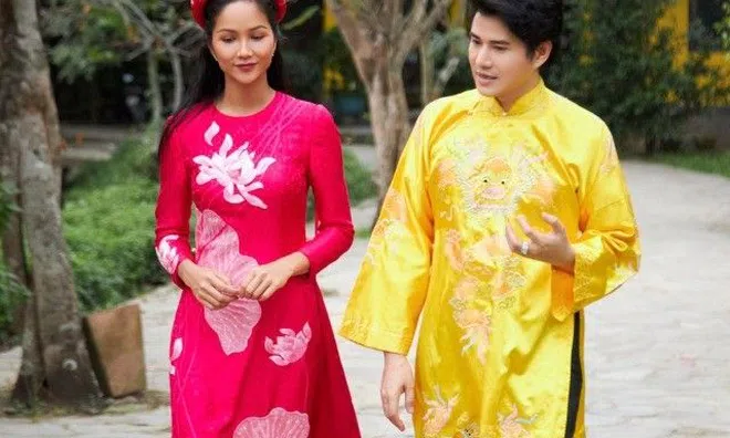 H’Hen Niê và MC Vũ Mạnh Cường rưng rưng kể cái Tết tuổi thơ thiếu thốn trên truyền hình