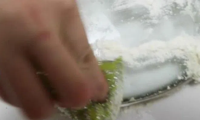 Nắp nồi sử dụng lâu ngày bị nhờn và bẩn? Đổ 2 thứ này vào sạch sáng như mới