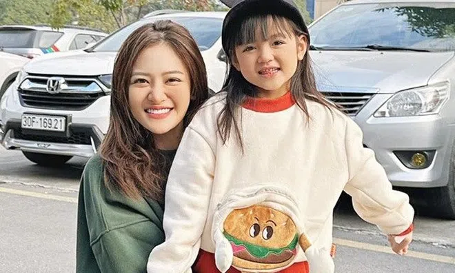 Hóa ra "con gái thiên thần" của Quỳnh Kool có "chị sinh đôi" hơn 20 tuổi, danh tính cực quen