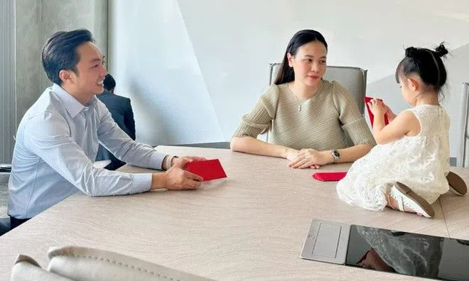 Cường Đô La đưa Đàm Thu Trang tới công ty nhưng ánh mắt không rời "bồ nhí" ngồi chễm chệ trên bàn