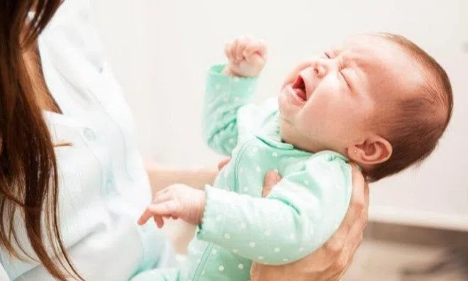 Bé trai Khánh Hòa xuất huyết não nghi do bế xốc nách, rung lắc khi chuyển tay nhiều người lúc đi chơi