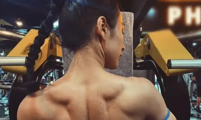 "Nữ thần phòng gym" mặc váy ngắn cũn đi tập tạ, vẫn vô tư không lo lộ hàng