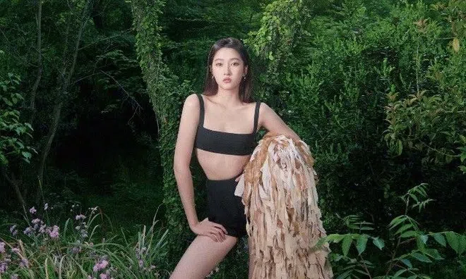 Cô gái có đôi chân đẹp nhất Trung Quốc diện mốt "quần biến mất", ai cũng dõi mắt nhìn khó rời