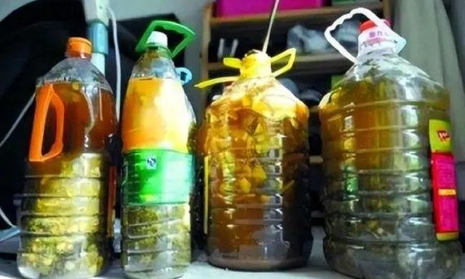 3 thứ này là phân kali tự nhiên, tưới 1 chút rễ cây mọc trắng như vôi, hoa càng nở càng đậm