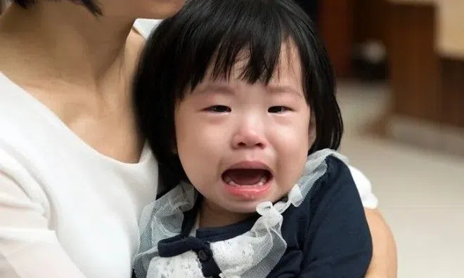 Cháu cưng vừa đi mẫu giáo buổi đầu, mẹ chồng đã làm loạn đòi đuổi việc cô giáo nghe lý do tôi bó tay