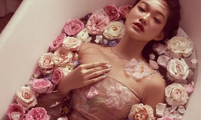 "Búp bê miền Tây" hụt vương miện Hoa hậu danh giá, giờ đẹp như tiên nữ hoa