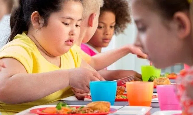Trẻ béo thì nên giảm cân cấp tốc hay cứ "cho ăn để lớn", đợi trưởng thành rồi tính? 99% bố mẹ trả lời sai