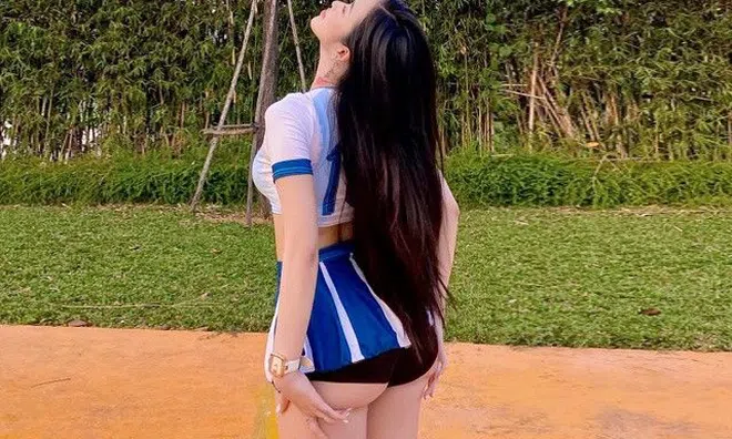 Fan cuồng Argentina diện váy ôm ngồi quán vỉa hè, từng được báo Trung khen vì 3 vòng quá khổ