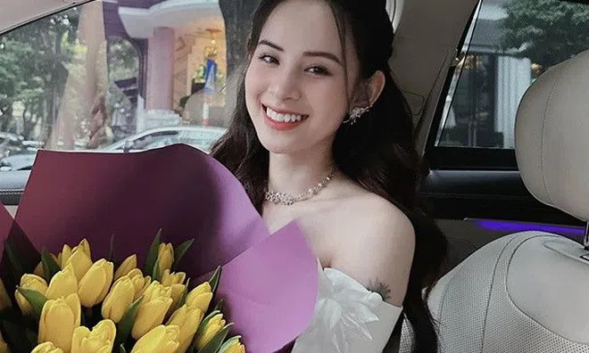 Xuất hiện người đẹp có nụ cười tươi sáng như thiên thần, đường cong hình thể còn "cháy" hơn