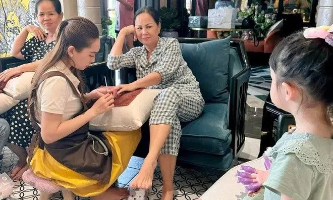 Lương 100 triệu/tháng, bảo mẫu nhà Đoàn Di Băng thản nhiên ngồi làm móng nhìn chủ chăm con: Vú em nhà đại gia có khác!