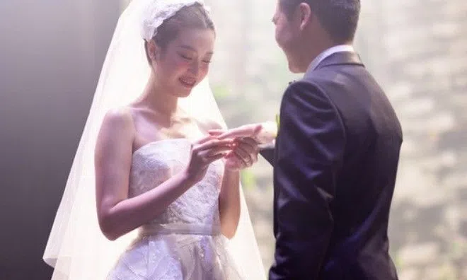 Hoa hậu từng bán quần áo thuê lấy Chủ tịch trẻ nhất lịch sử bóng đá Việt, bị chê kém duyên từ một show truyền hình