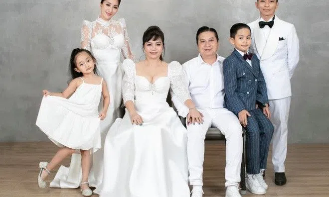 Mẹ ruột giàu có của Phan Hiển hiếm hoi lộ diện, trẻ ngang con dâu Khánh Thi khi đứng cạnh