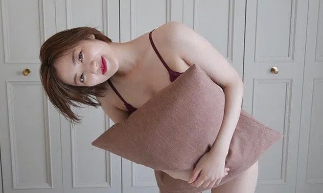 Cô nàng siêu nhân hồng mặt búp bê nhưng body bốc lửa, mặc đơn giản cũng làm bao ánh nhìn trầm trồ