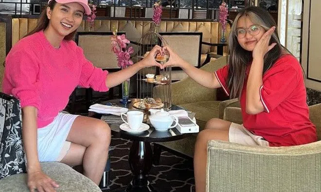 Kim Tuyến vừa tốt nghiệp đại học sau 10 năm làm mẹ đơn thân, tự hào khoe con gái 16 tuổi cao ngang mẹ