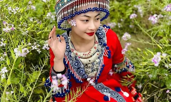 Xuất hiện cô gái trên bản thượng, da trắng như tuyết, môi đỏ như son