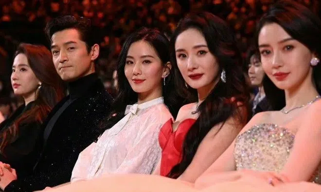 Tấm ảnh hot nhất MXH hiện nay: Hồ Ca ngồi giữa "rừng hoa", Dương Mịch - Angelababy đẹp đỉnh