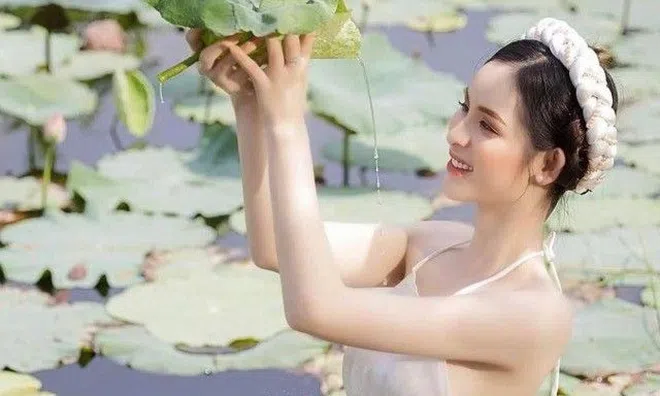 "Tiên nữ Đắk Nia" từng gây náo loạn MXH với mốt yếm "không phòng hộ" giờ ăn mặc ra sao?