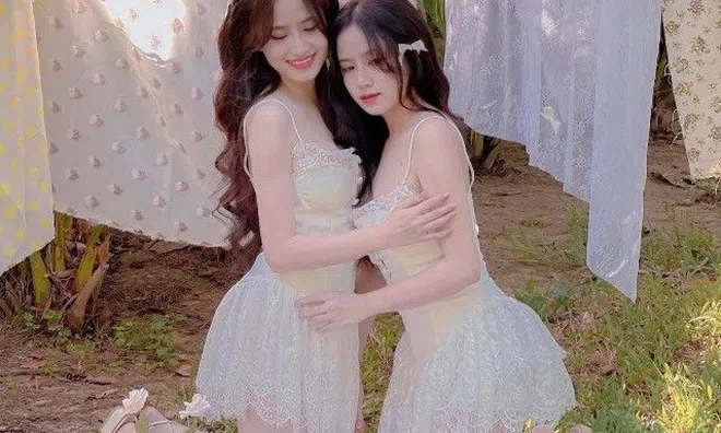 Cặp chị em song sinh gốc Huế giống tới mức chồng cũng nhầm, nay phân biệt nhau bằng "chiếc bụng tròn ủm"