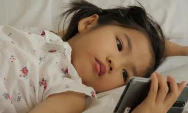 Mỗi ngày nên cho con xem tivi bao lâu là tốt nhất? Trẻ chậm nói có phải do bữa ăn nào cũng xem tivi?
