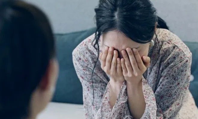 Cô giáo báo con trai lén xem "phim nóng" ở trường, bà mẹ vội vã trở về nhà và bật khóc nghe con thổ lộ