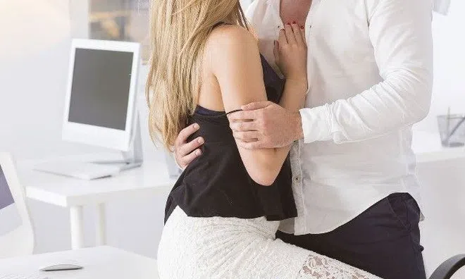 Chàng trai đi khám bệnh tình dục dẫn theo người yêu xinh đẹp, biết thân phận cô gái, bác sĩ cũng phải giật mình