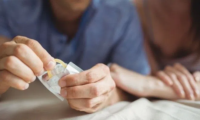 Lần nào quan hệ cũng rách bao cao su, chồng bảo vì “cậu nhỏ” quá cỡ, sao tôi thấy "cũng thường thôi"