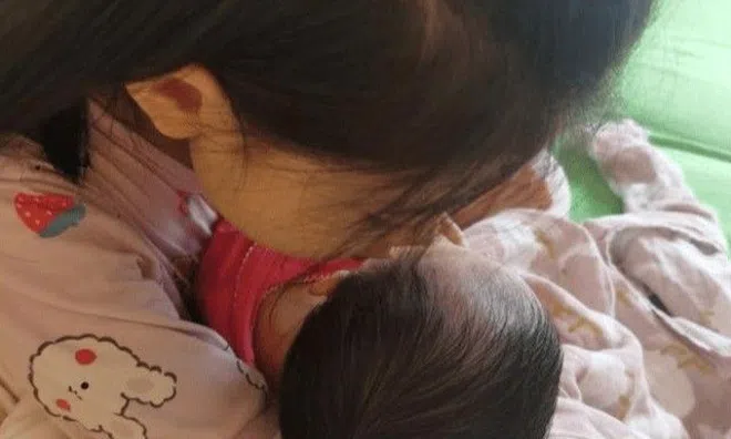 Lạnh sống lưng khi thấy con gái 4 tuổi đánh em sơ sinh vì: "Bà nội nói mẹ có em nên không yêu con nữa, con bị ra rìa"