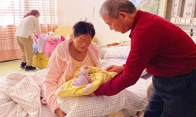 Mẹ chồng U60 thông báo sinh con thứ 3, bố chồng tất bật vào viện, nhìn đứa trẻ liền nói ly hôn