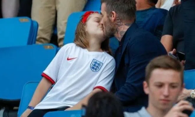 Bị chỉ trích vì vẫn tiếp tục hôn chạm môi con gái Harper 11 tuổi, David Beckham đáp trả ai cũng câm nín