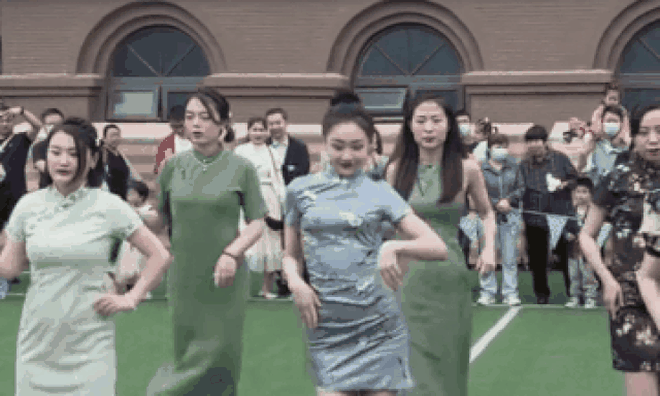 Đến trường con, các mẹ mặc váy ngắn nhảy nhót, nhiều ông bố đứng xem cũng "ngượng chín mặt"