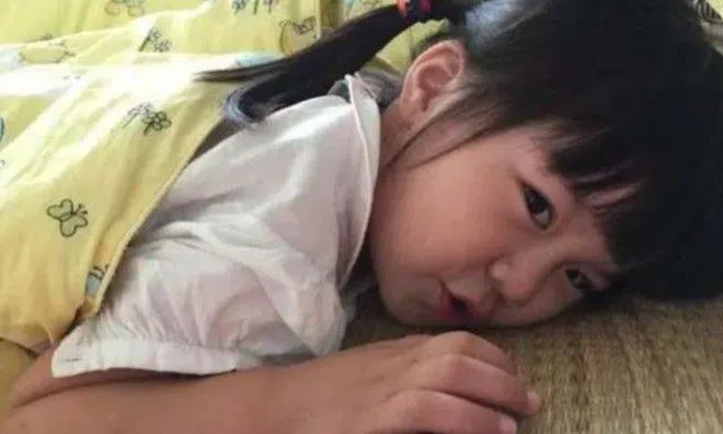 Con 3 tuổi không chịu ngủ trưa ở trường, cách làm của cô giáo khiến mẹ bật khóc