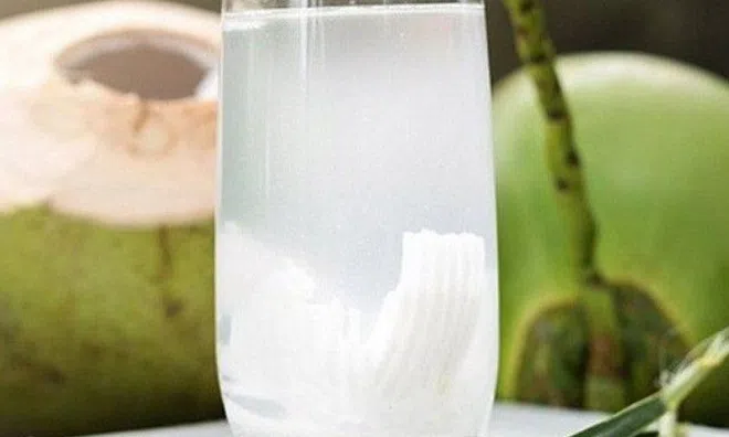Mùa nóng có nên uống nước dừa thay nước lọc hằng ngày? Bất ngờ về đáp án nước dừa non hay dừa già tốt hơn