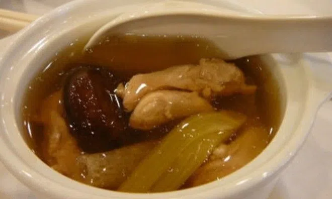 Mẹ chồng hầm canh gà cho con dâu ăn mỗi ngày, chồng lén uống một hớp thì tức giận "Mẹ nên về quê đi"