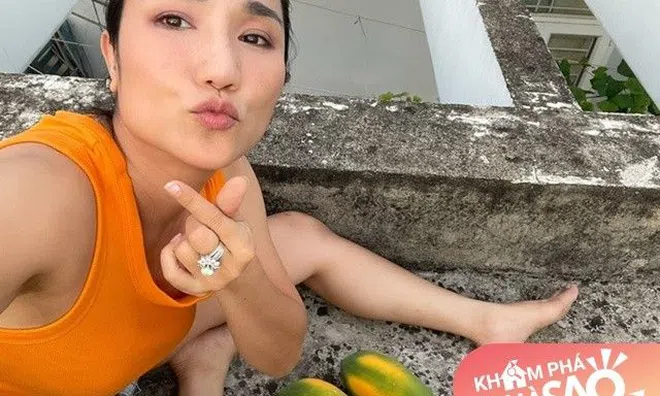 MC Cát Tường mạo hiểm leo nóc nhà hái đu đủ, còn khoái chí cho biết "quá đã luôn"