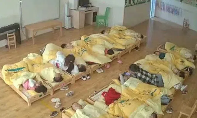 Con mẫu giáo đi học về thường đập đầu vào tường, bố mẹ cho xét nghiệm máu phát hiện mưu đồ đáng sợ