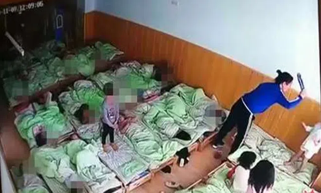 Con đi học về hay khóc thét khi ngủ, cắn móng tay đến rướm máu, mẹ xem camera giám sát thì bật khóc