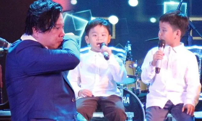 Thanh Bùi bật khóc nức nở khi ngắm nhìn 2 con trai song sinh từng bị chẩn đoán tự kỷ trên sân khấu