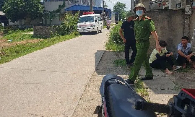 Tin tức 24h: Con trai bàng hoàng phát hiện thi thể bố mẹ ôm nhau trên giường