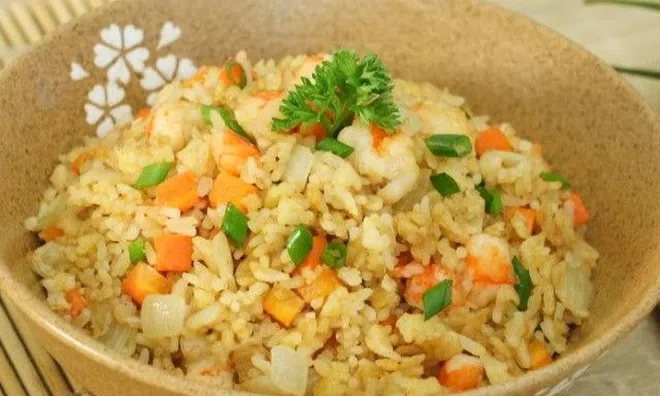 Cặp vợ chồng ăn cơm chiên trứng để qua đêm, kết quả một người chết, một người nguy kịch