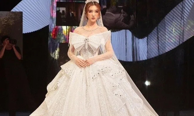 Vợ kém 17 tuổi của Hồ Quang Hiếu diện váy cưới lộng lẫy sau lễ ăn hỏi tại Cà Mau