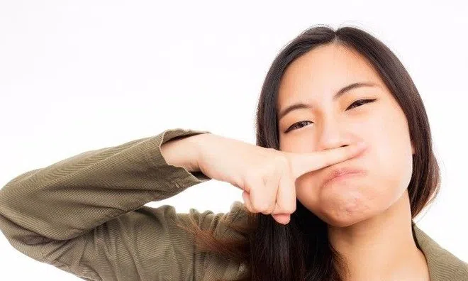 Cô gái trẻ đi khám phụ khoa, bác sĩ vừa xem đã nín thở, bịt mũi vì thứ bị bỏ quên trong vùng nhạy cảm