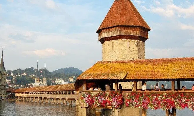 Cầu gỗ Chapel đẹp lãng mạn trên dòng sông Reuss