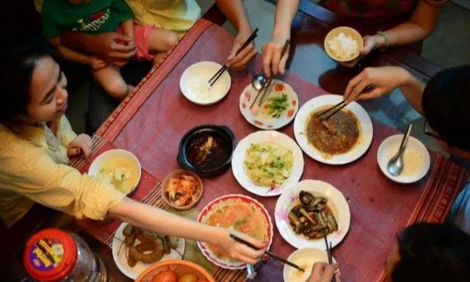 Người Việt ăn uống nhiều hơn cả Hàn Quốc, Nhật Bản: Chuyên gia cảnh báo những món "thanh cảnh" chứa cả đống calo