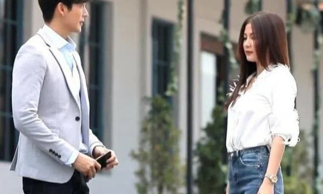 Chồng chăm chỉ đưa đón con đi học, vợ đến trường nhìn thấy cô giáo thì đòi chuyển trường ngay lập tức