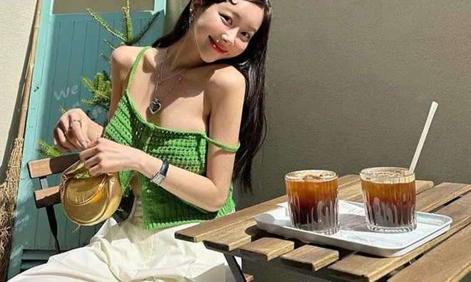 Mỹ nhân Hàn Quốc sang Việt Nam du lịch, mặc đồ kín mít vẫn khoe được vóc dáng ngọc ngà