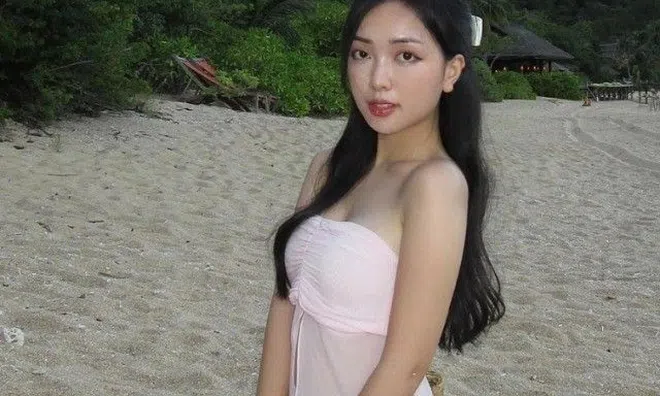 Vợ hot girl của Hà Đức Chinh ăn mặc quyến rũ khi đi cạnh chồng, đến phụ nữ còn ghen tị