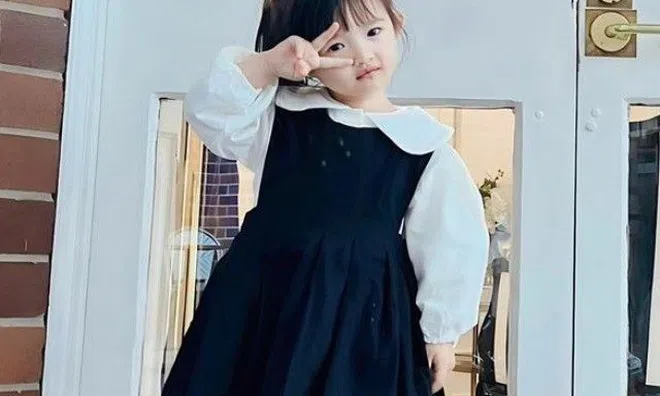 Con gái Đông Nhi Ông Cao Thắng đúng chuẩn tiểu thư, vẻ ngoài xinh xắn được bố mẹ nuôi dạy chỉn chu