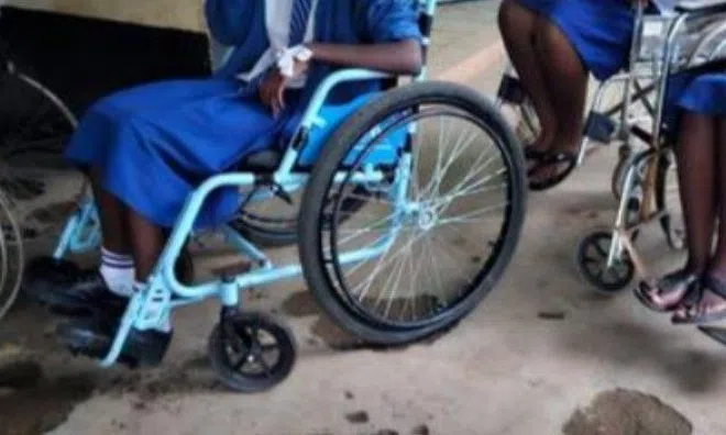 Căn bệnh bí ẩn khiến gần 100 nữ sinh trung học đột ngột bị liệt tứ chi